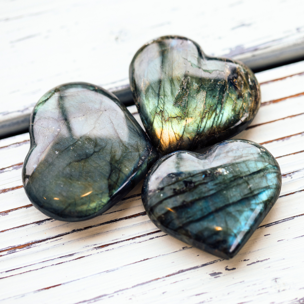 Labradorite : Origine, Vertus et Utilisation en Bijoux